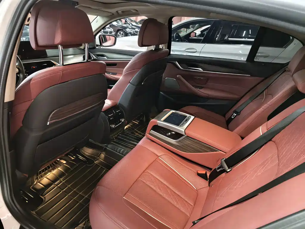BMW 5 Series — миниатюра 5