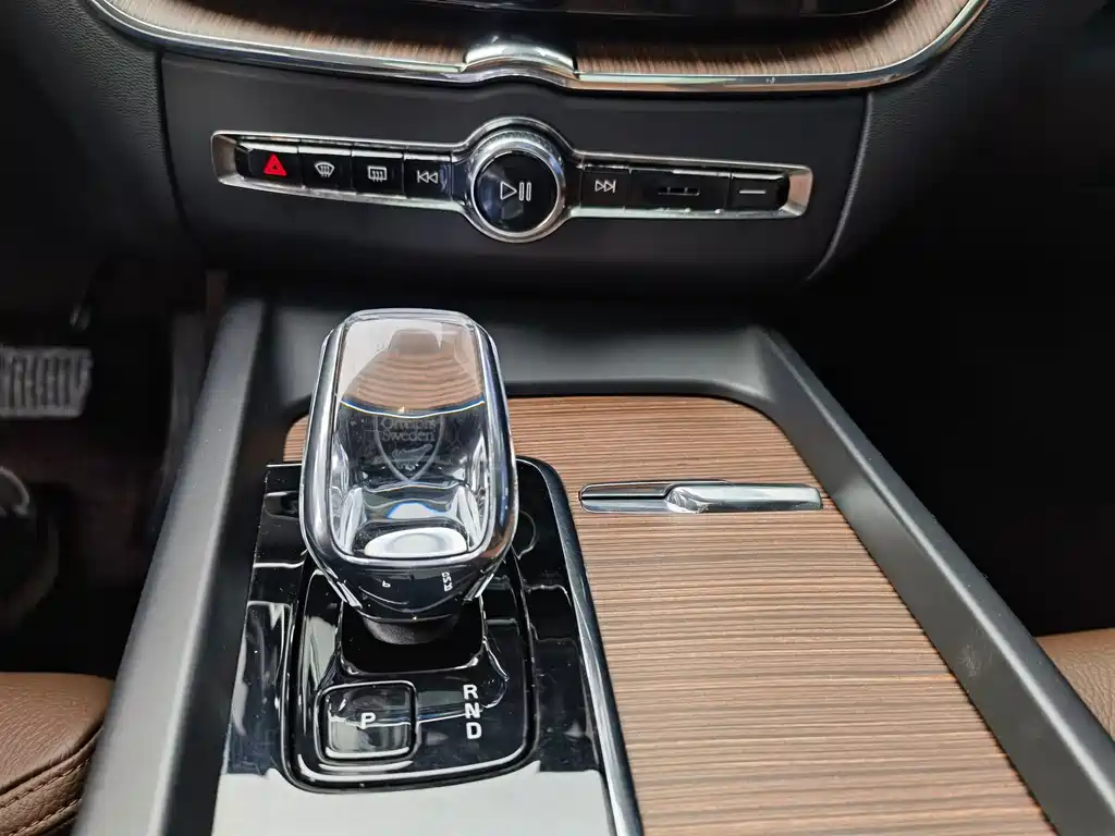 Volvo XC60 PHEV — миниатюра 15