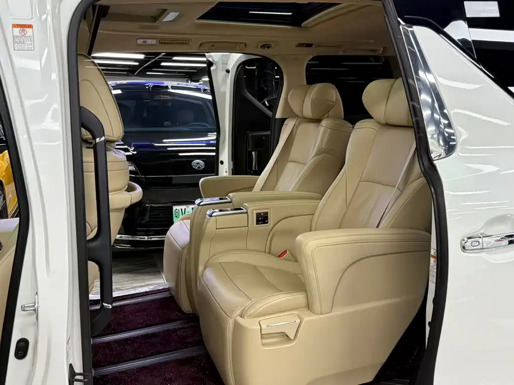 Toyota Alphard — миниатюра 5