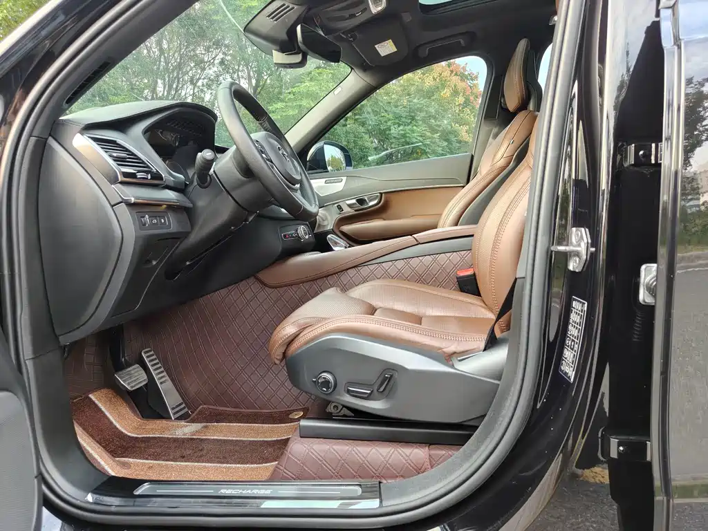 Volvo XC90 PHEV — миниатюра 4