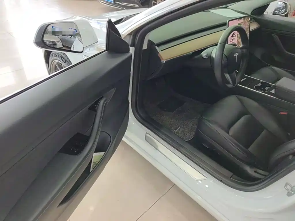 Tesla Model 3 — миниатюра 16
