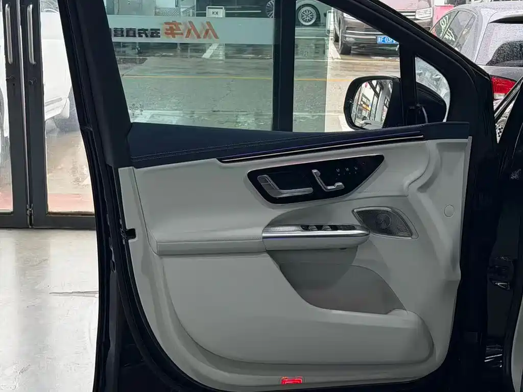 Mercedes-Benz EQE SUV — миниатюра 5