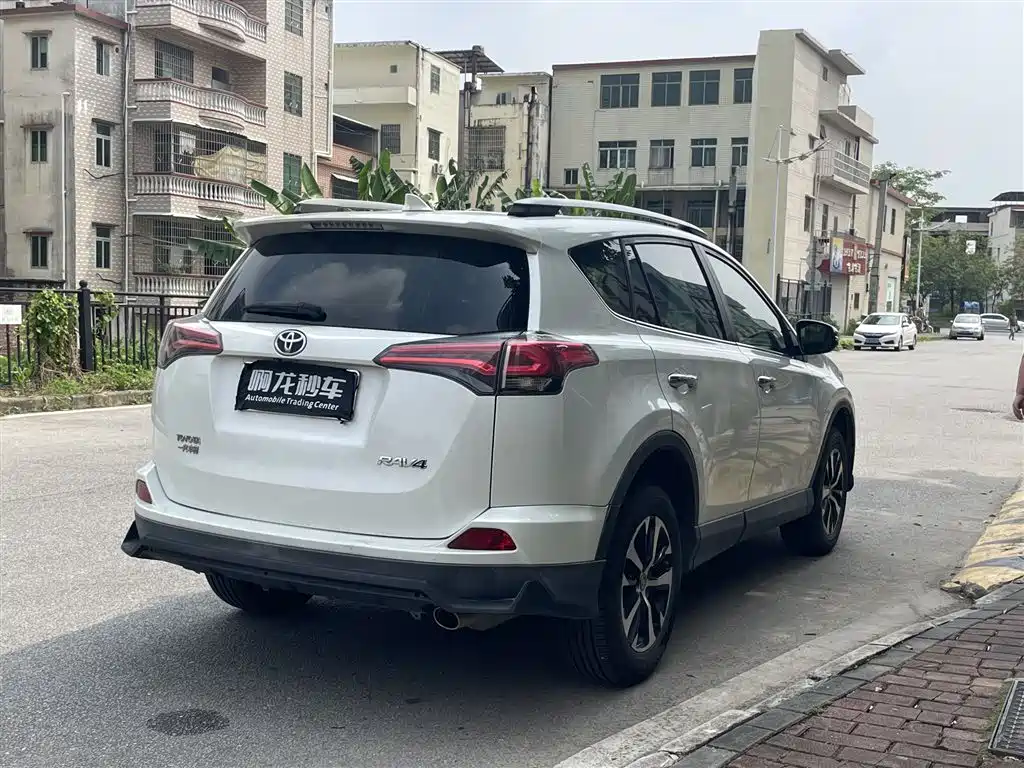 Toyota RAV4 — миниатюра 9
