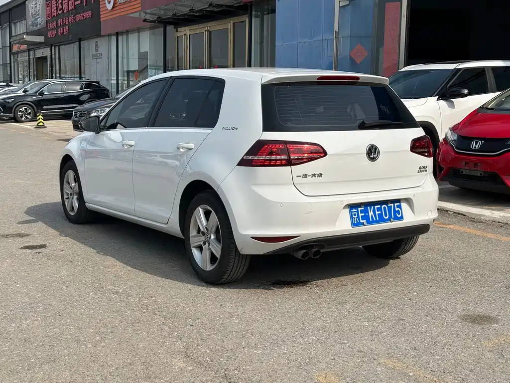 VOLKSWAGEN GOLF