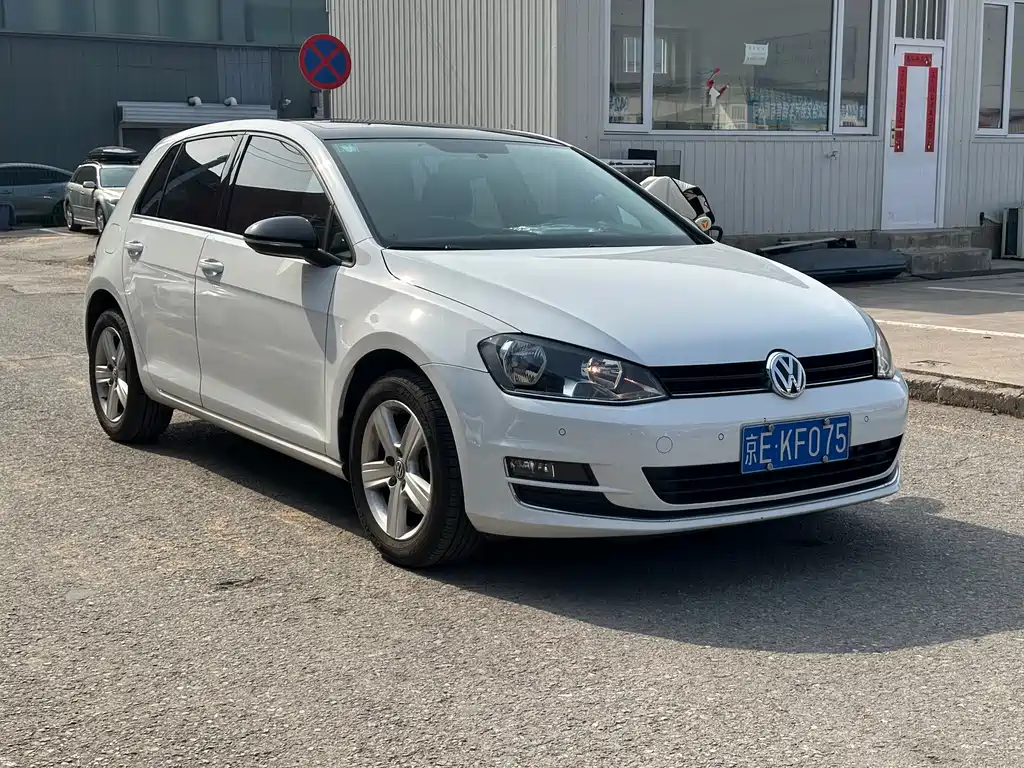 VOLKSWAGEN GOLF