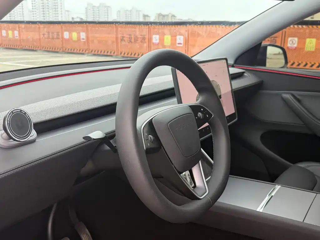 Tesla Model Y — миниатюра 7