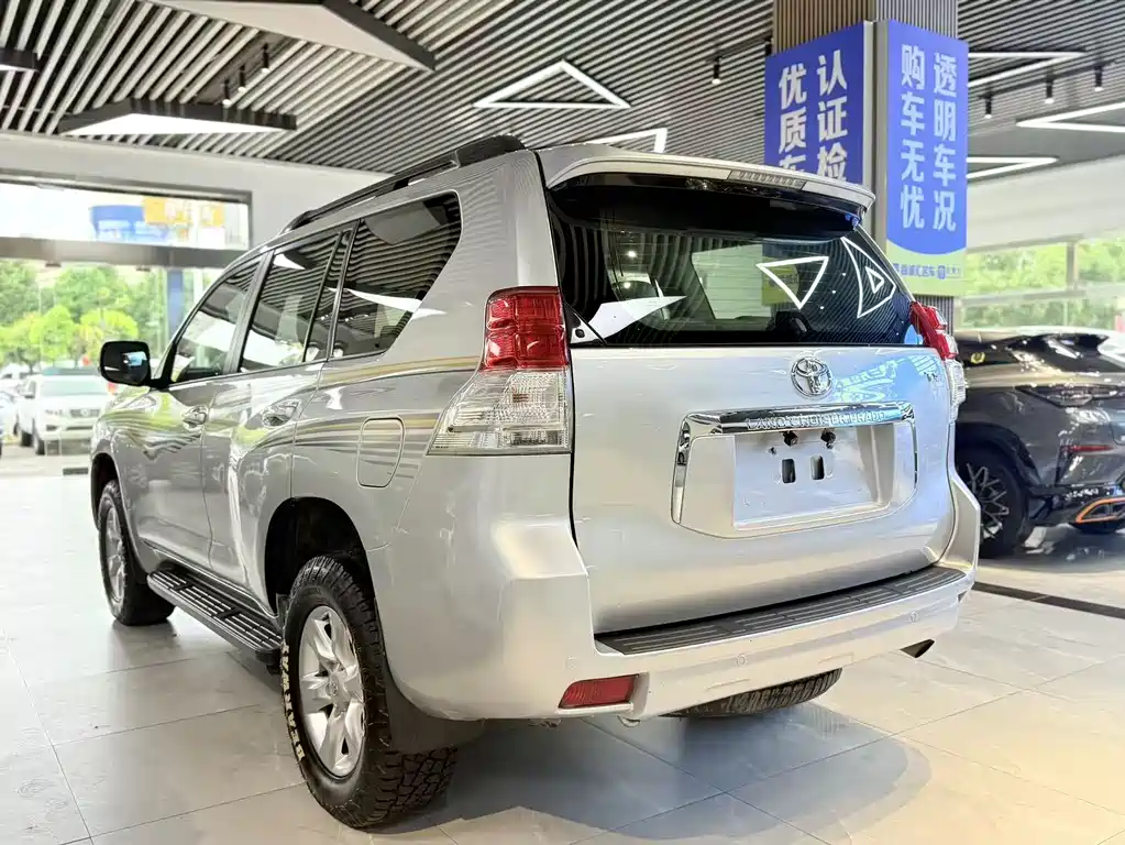 Toyota Land Cruiser Prado 2010 2.7L AT Luxury