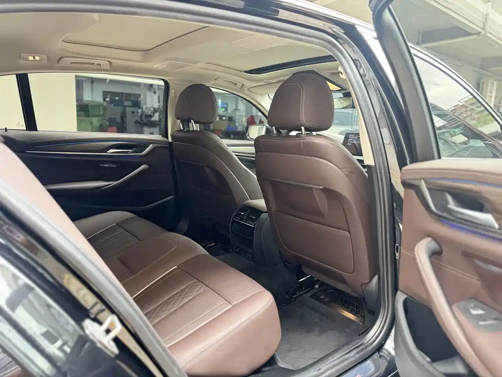 BMW 5 Series New Energy — миниатюра 8