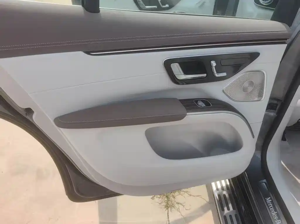 Mercedes-Benz EQS SUV — миниатюра 7