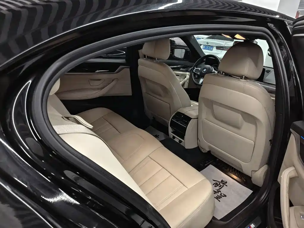 BMW 5 Series — миниатюра 7