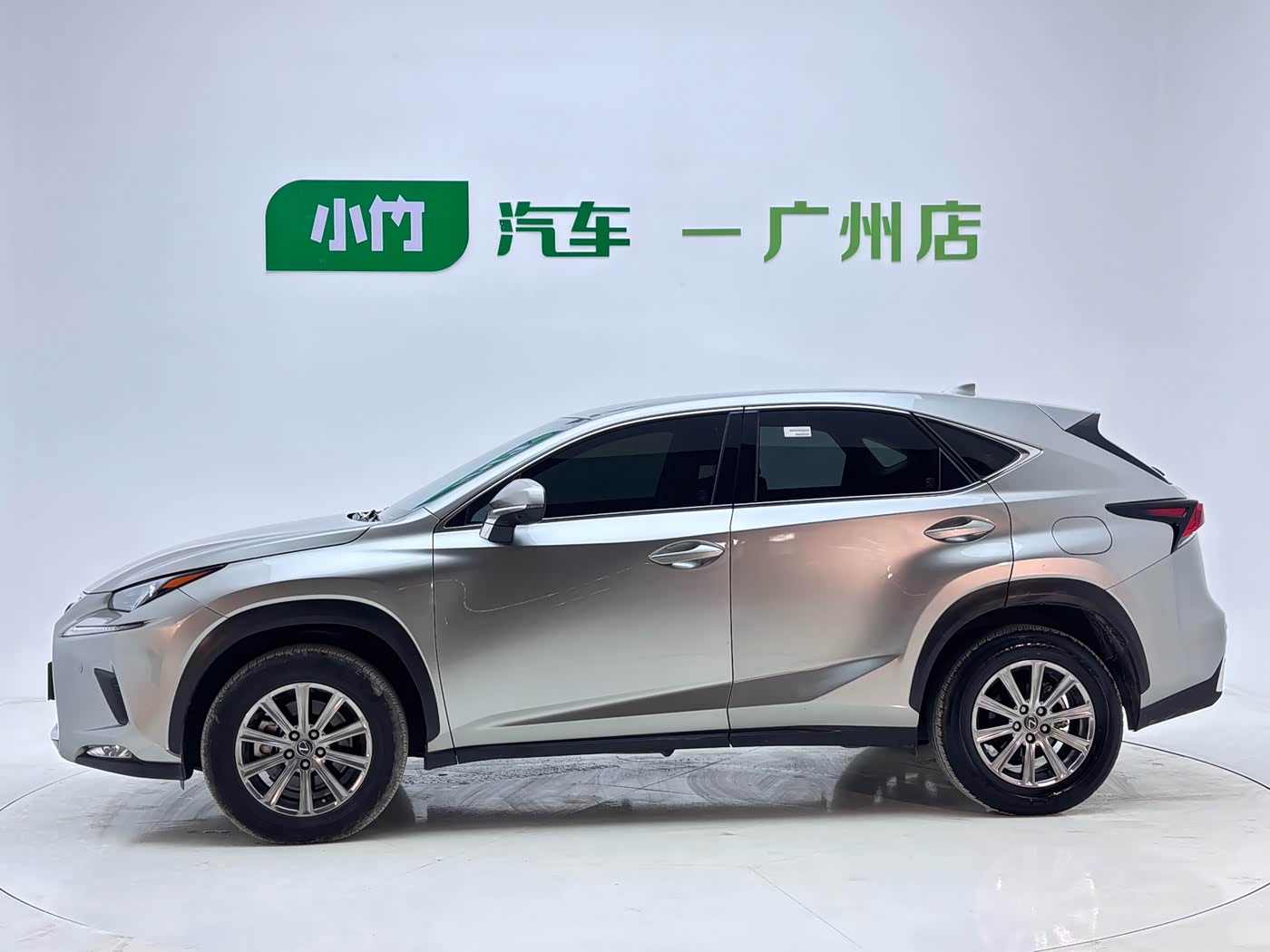 Lexus NX 2.0 л 2021 г. Серебристо-серый, пробег 36000 км