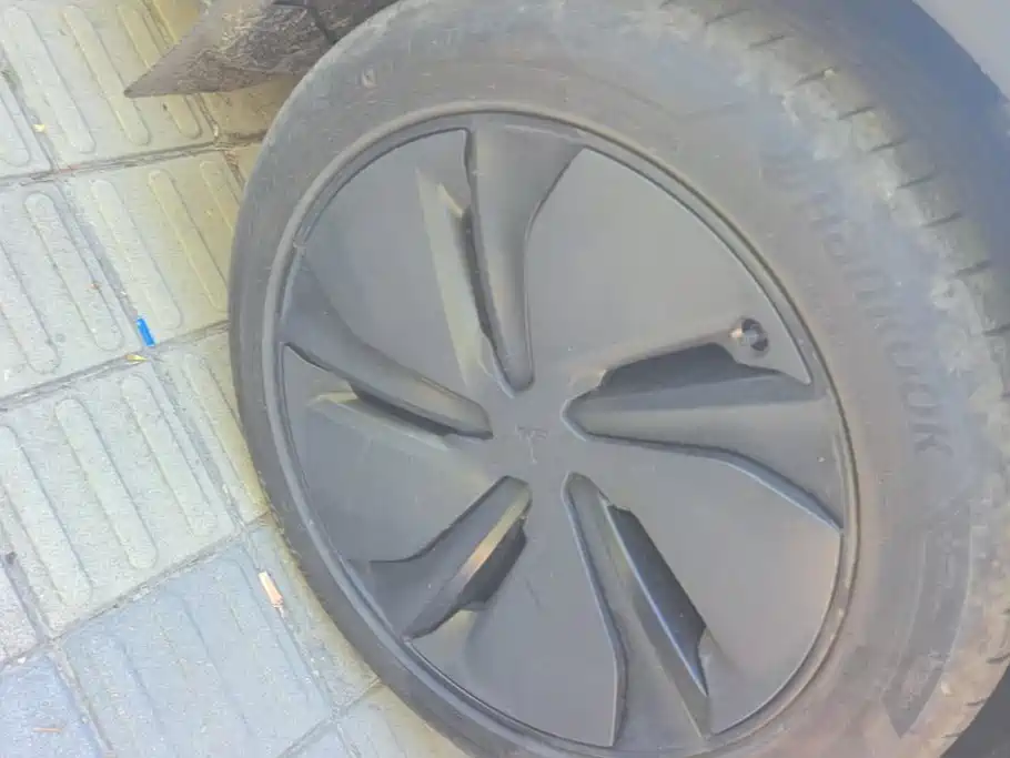 Tesla Model Y — миниатюра 6