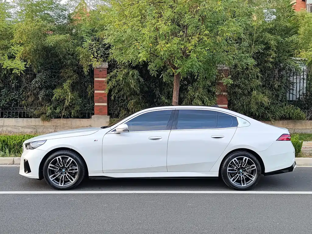 BMW 5 Series — миниатюра 22