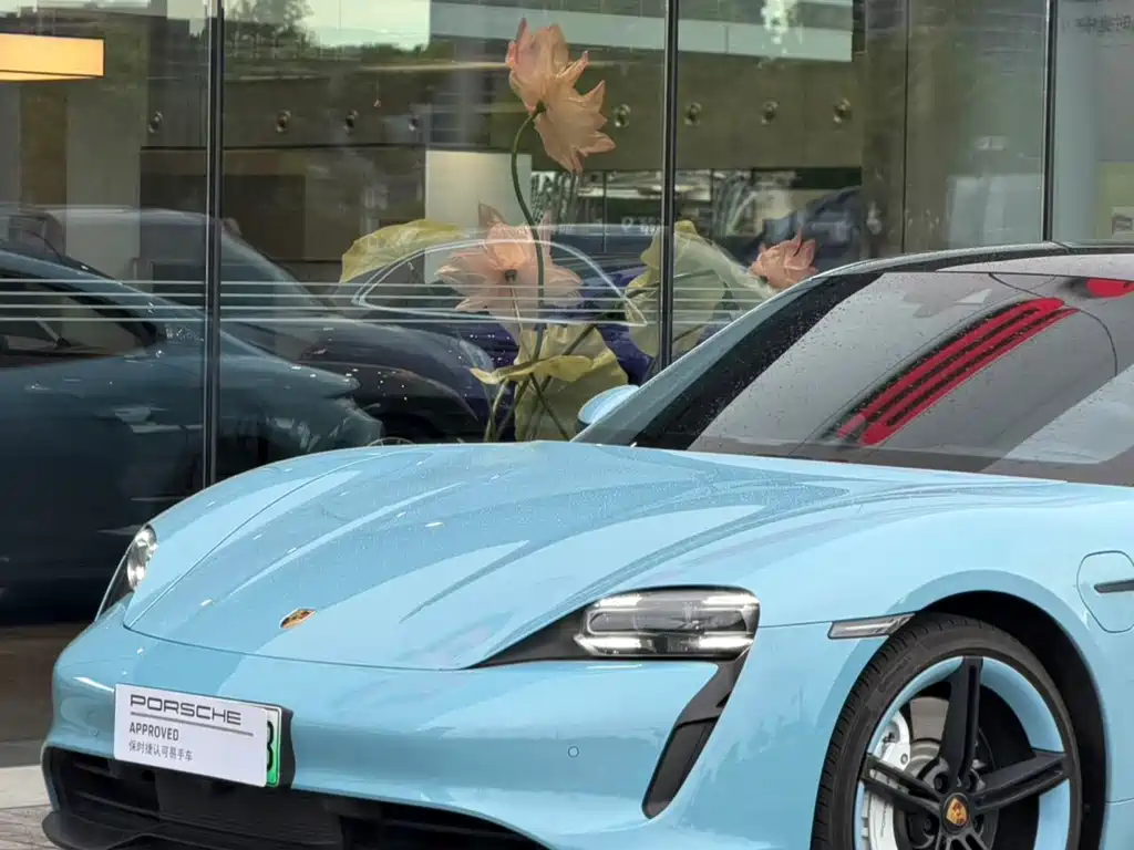 Porsche Taycan — миниатюра 3
