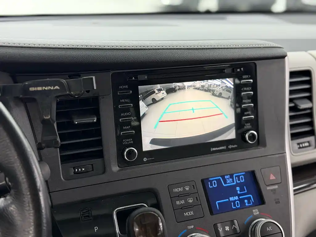 Toyota Sienna — миниатюра 15