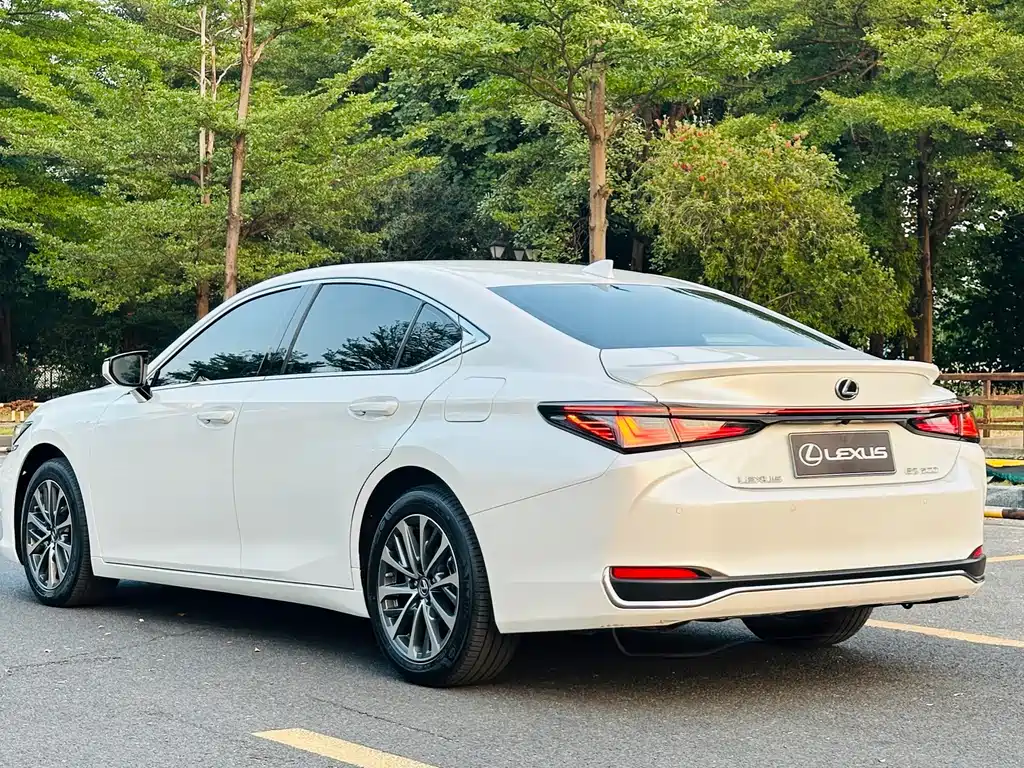 Lexus ES — миниатюра 5