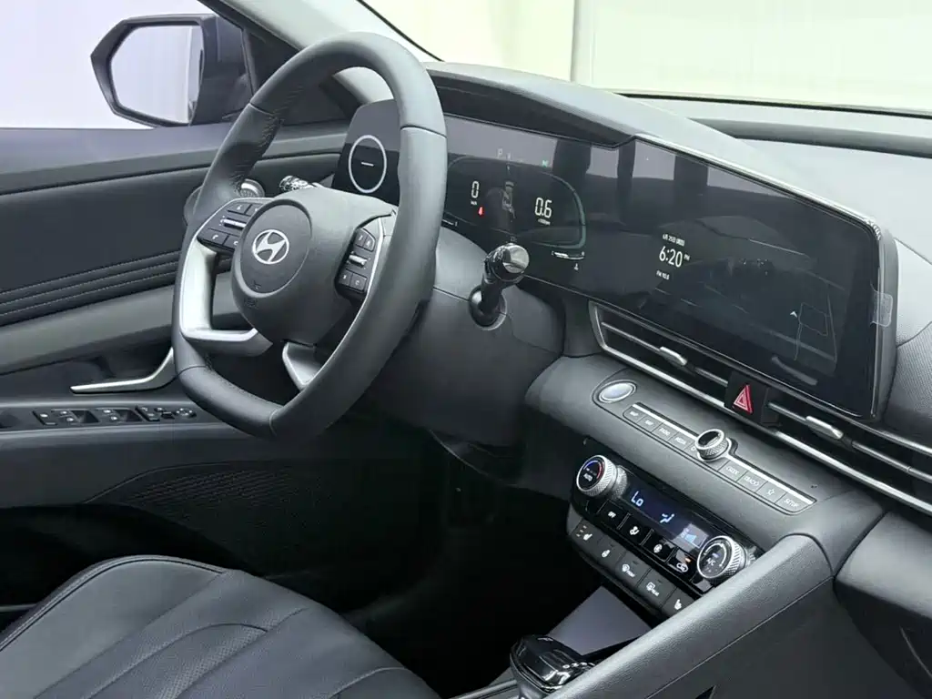 Hyundai Elantra 2023 1.5L CVT LUX Luxury