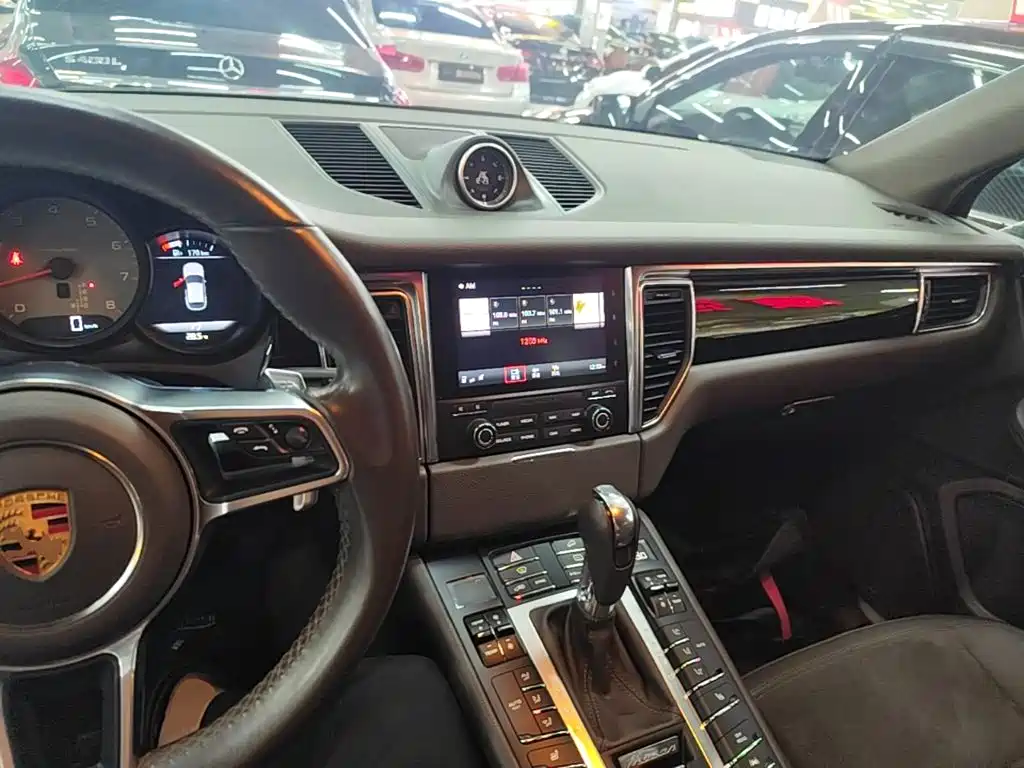 Porsche Macan — миниатюра 10