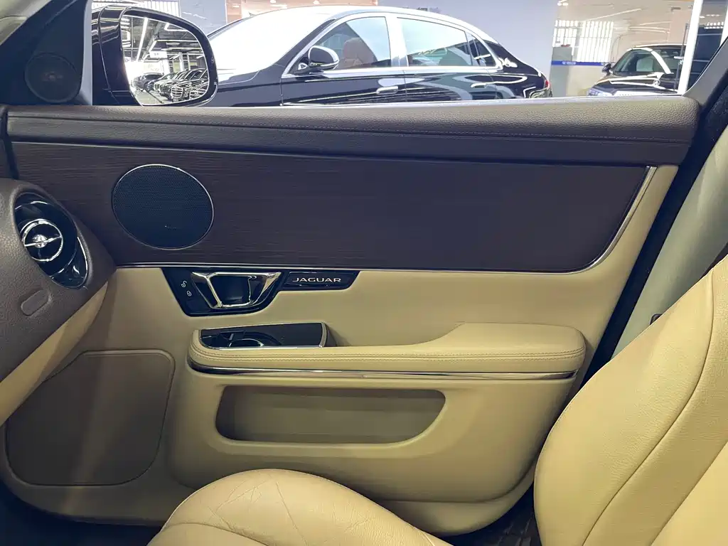 Jaguar XJ — миниатюра 43