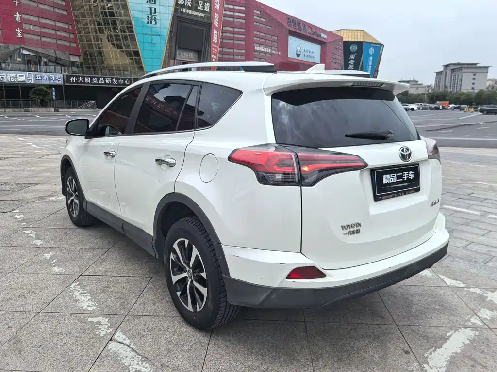 Toyota RAV4 - фото 6
