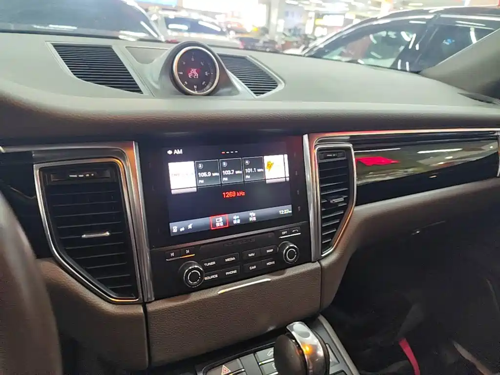 Porsche Macan — миниатюра 13