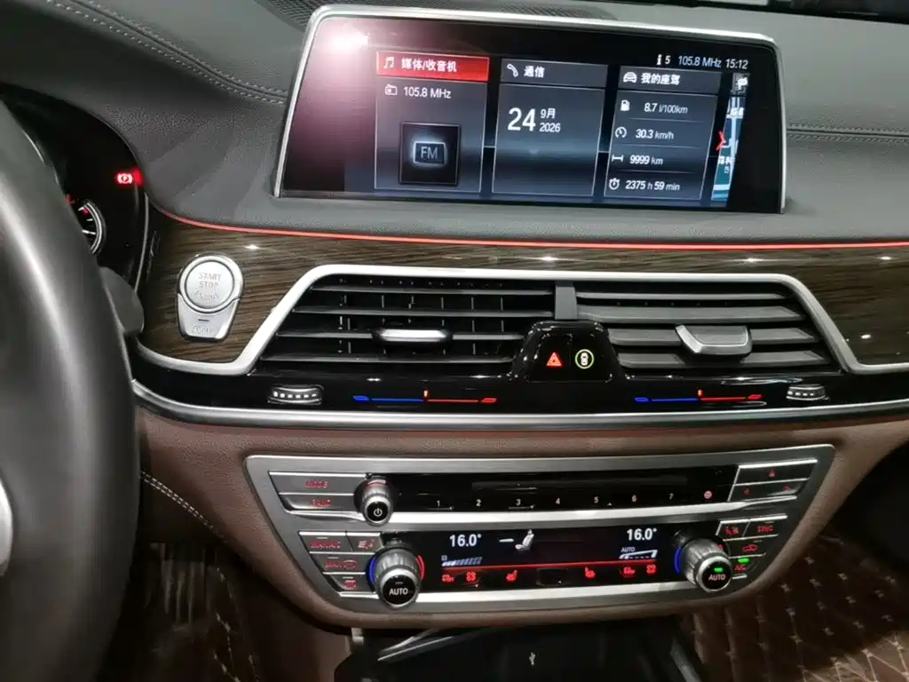 BMW 7 Series — миниатюра 13