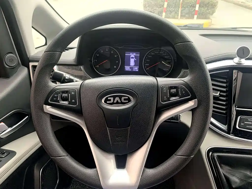 JAC M4 2016 2.0L MT Luxury