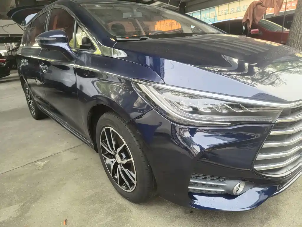 BYD MAX