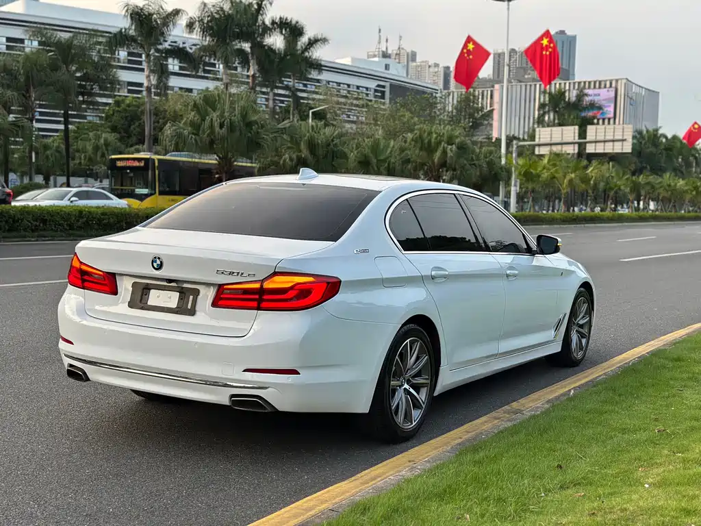 BMW 5 Series New Energy — миниатюра 7