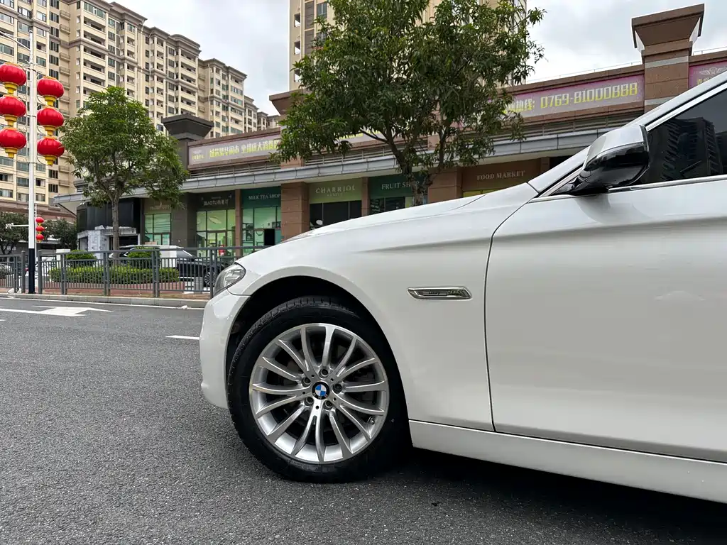BMW 5 Series — миниатюра 4