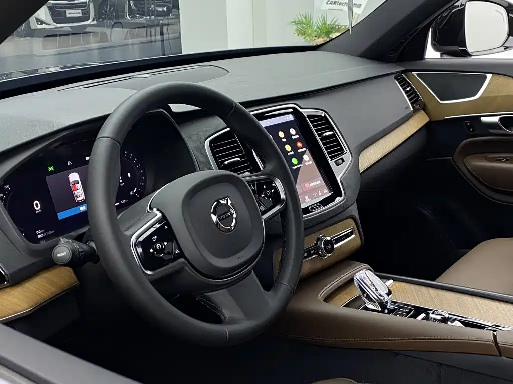 Volvo XC90 — миниатюра 32