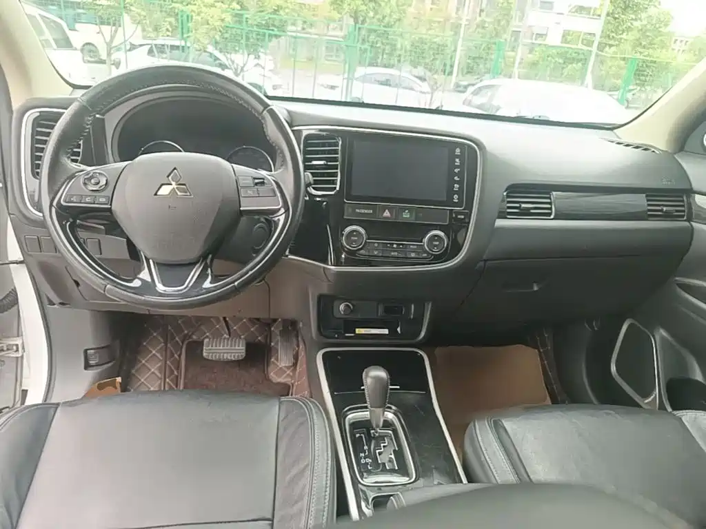 Mitsubishi Outlander — миниатюра 10