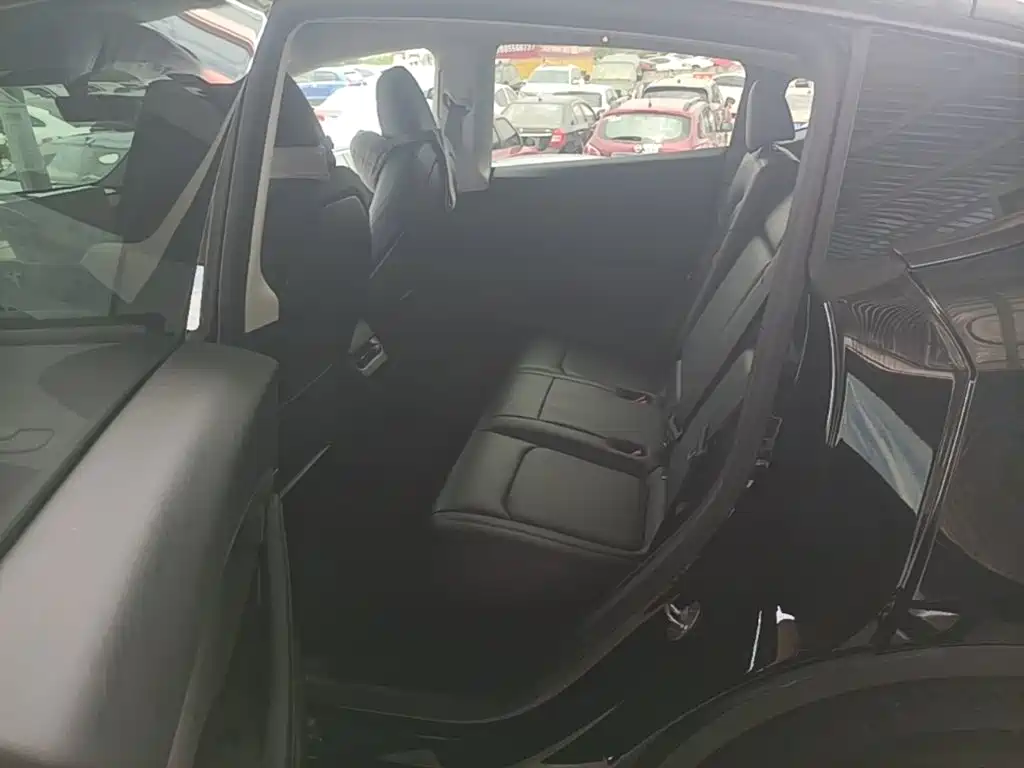 Tesla Model Y — миниатюра 17