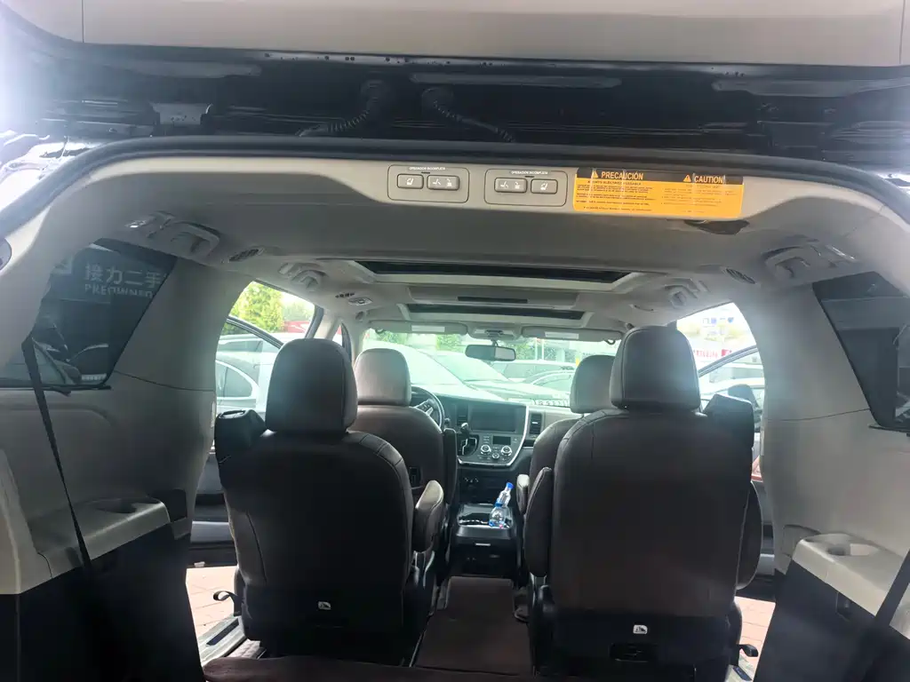 Toyota Sienna — миниатюра 3