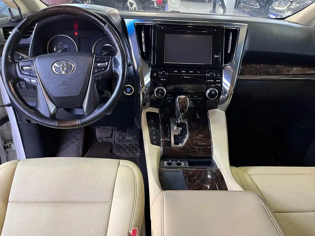 Toyota Alphard — миниатюра 7