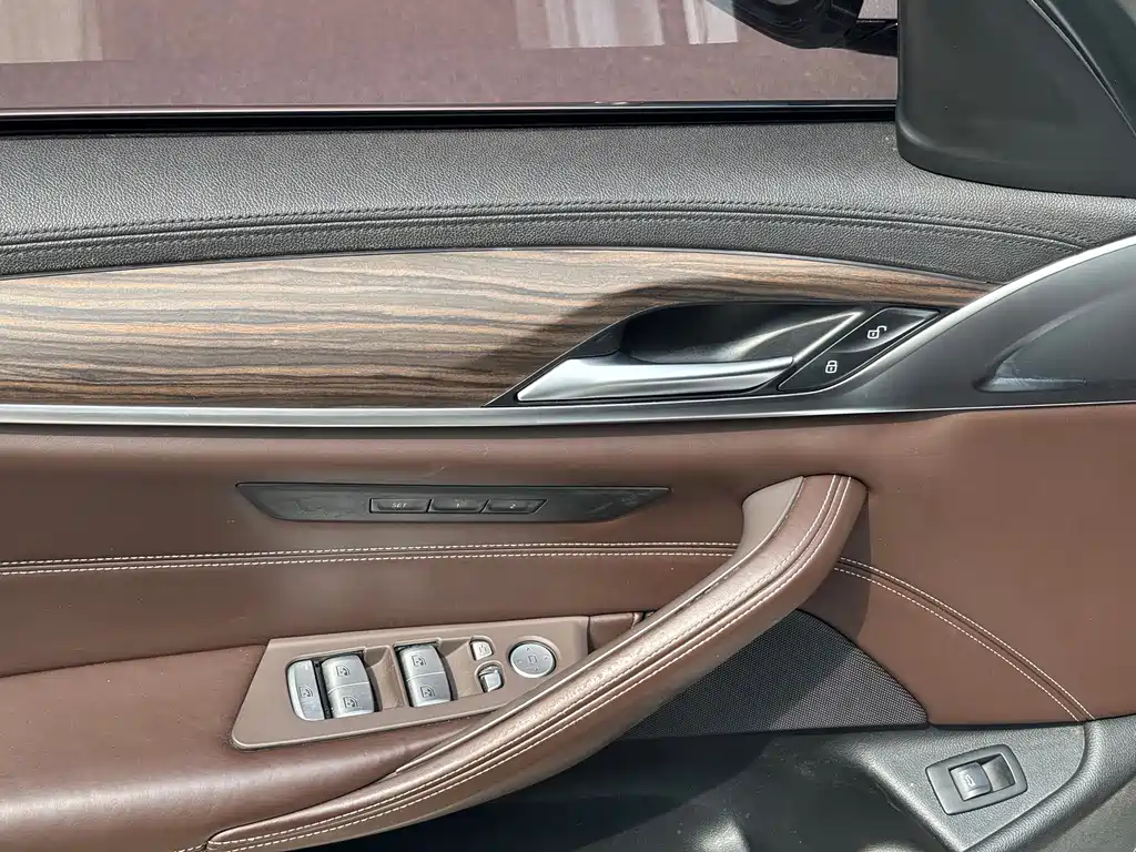 BMW 5 Series — миниатюра 13