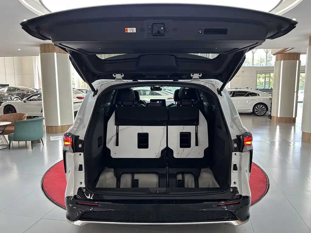 Toyota Granvia — миниатюра 10