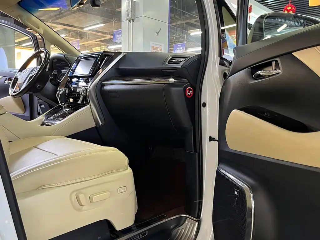 Toyota Alphard — миниатюра 6