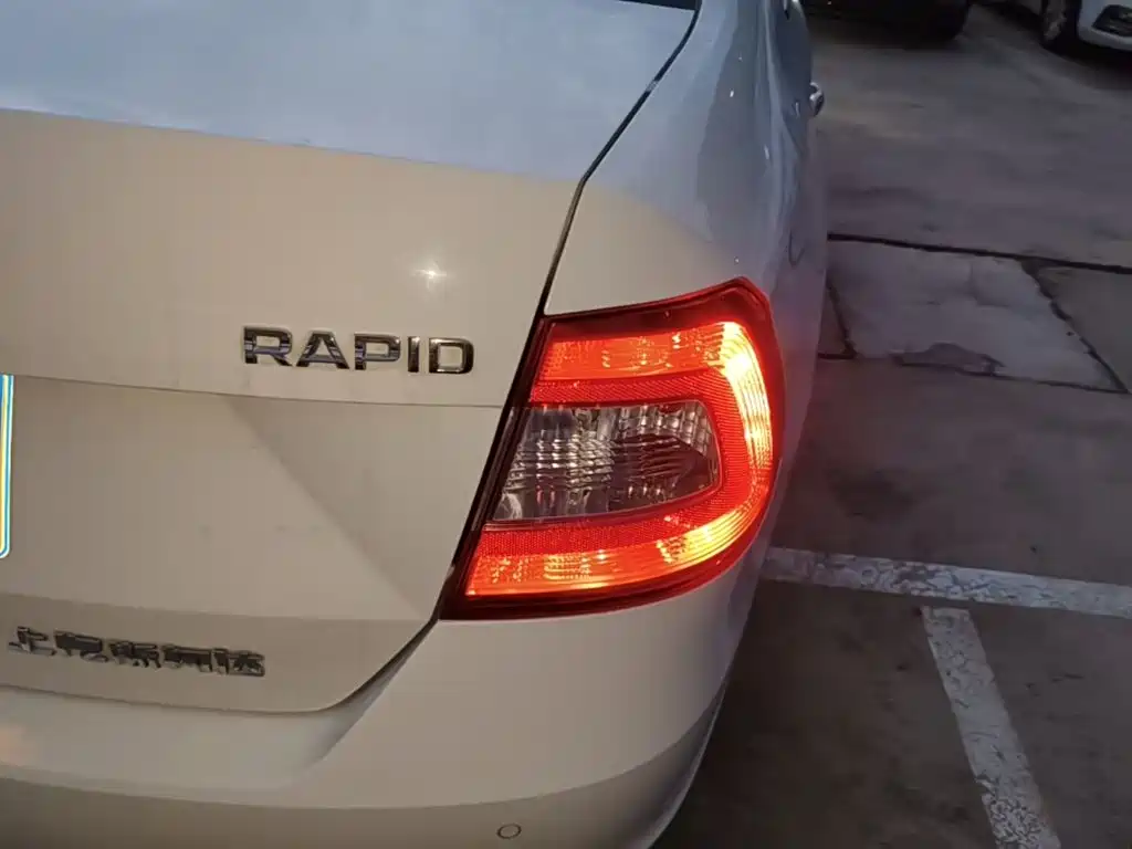 Skoda Rapid — миниатюра 8