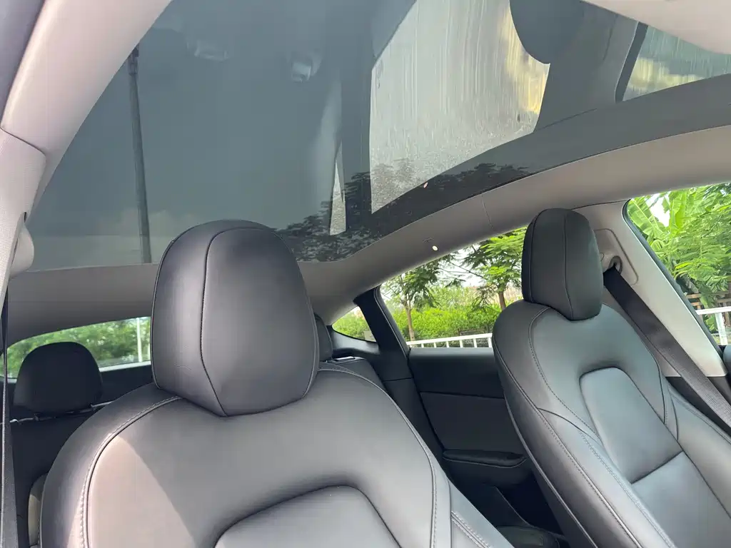 Tesla Model Y — миниатюра 9