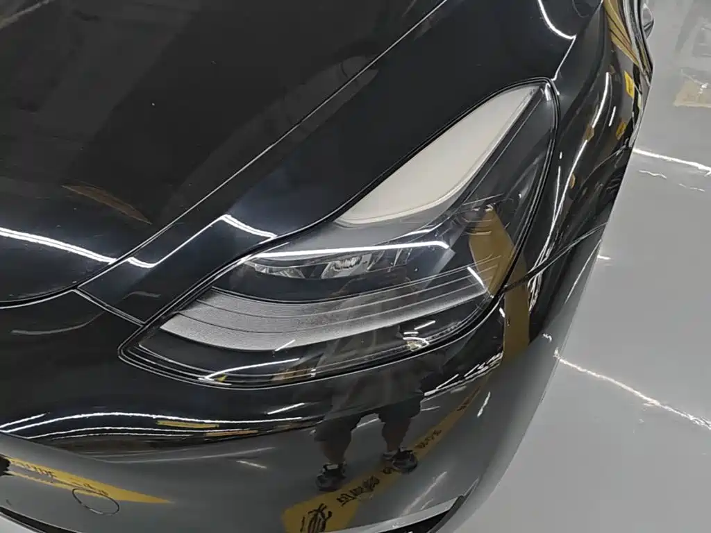 Tesla Model Y — миниатюра 24