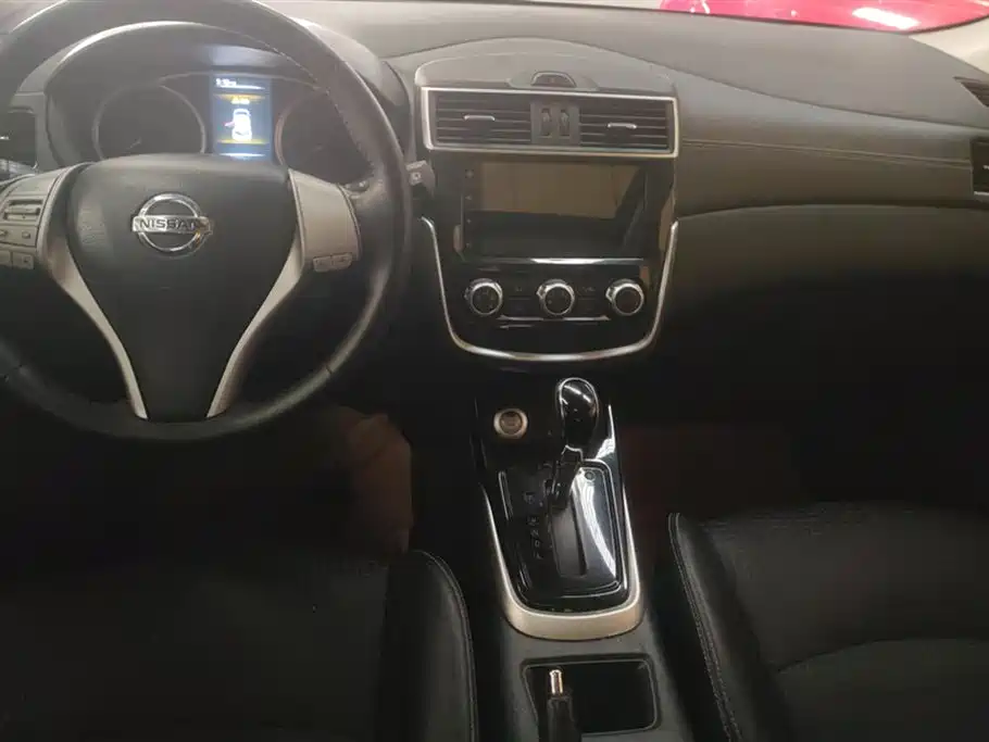 NISSAN TIIDA