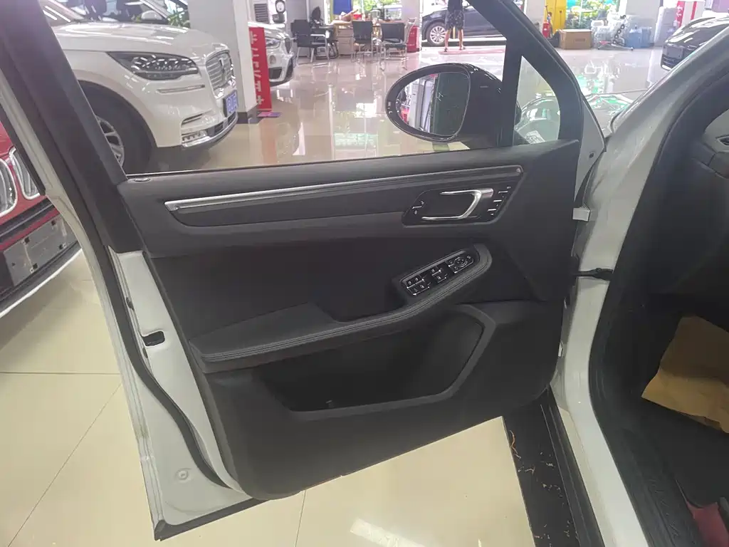 Porsche Macan — миниатюра 7