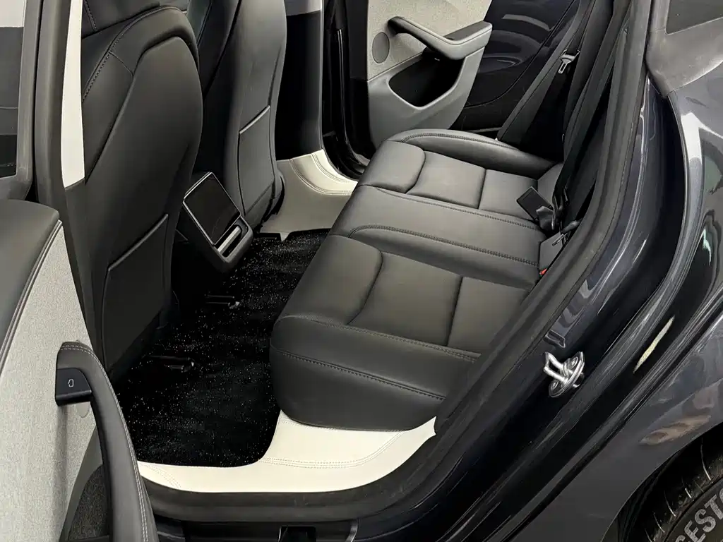 Tesla Model 3 — миниатюра 7