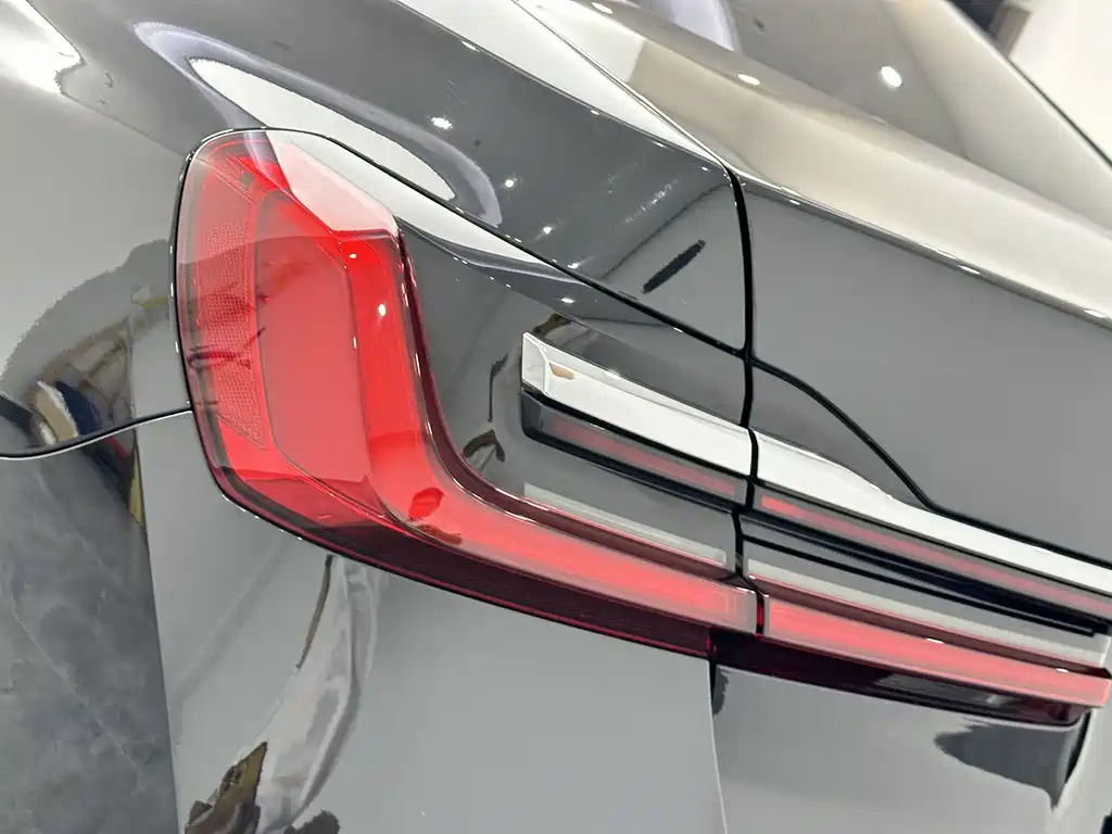 BMW 7 Series — миниатюра 23