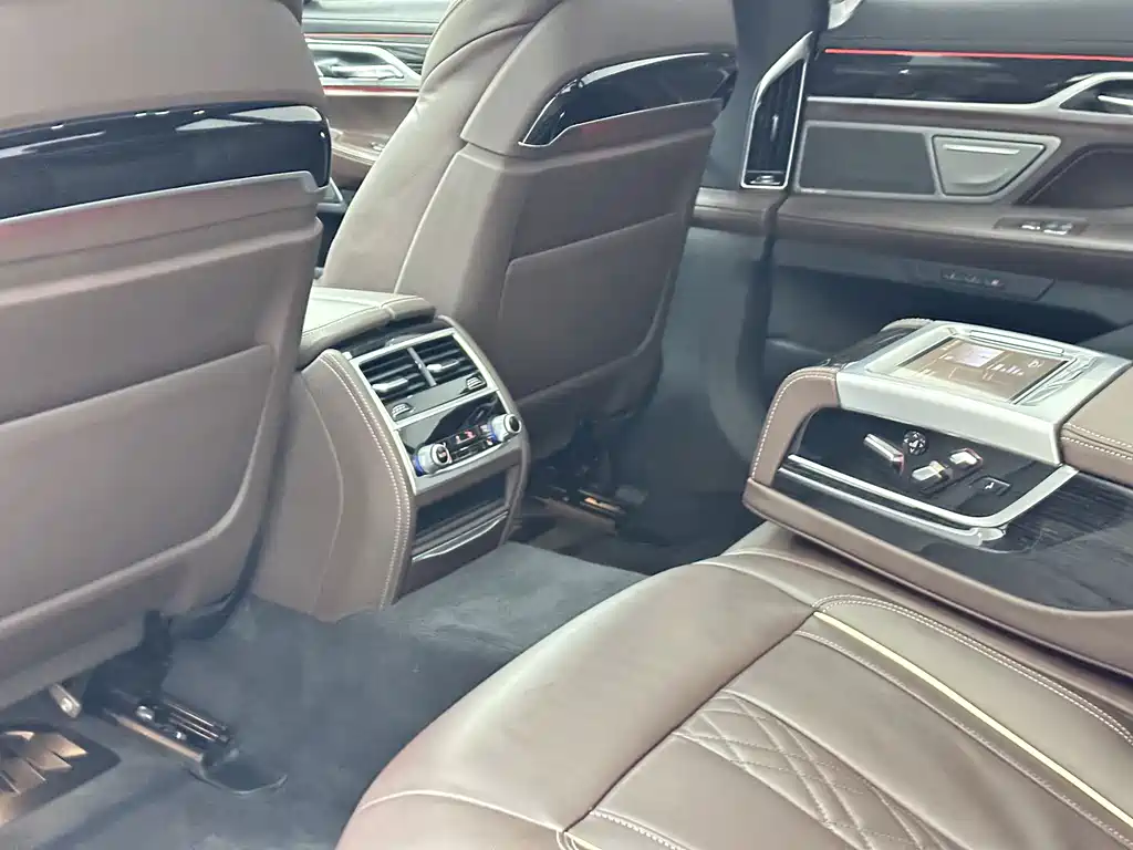 BMW 7 Series — миниатюра 19