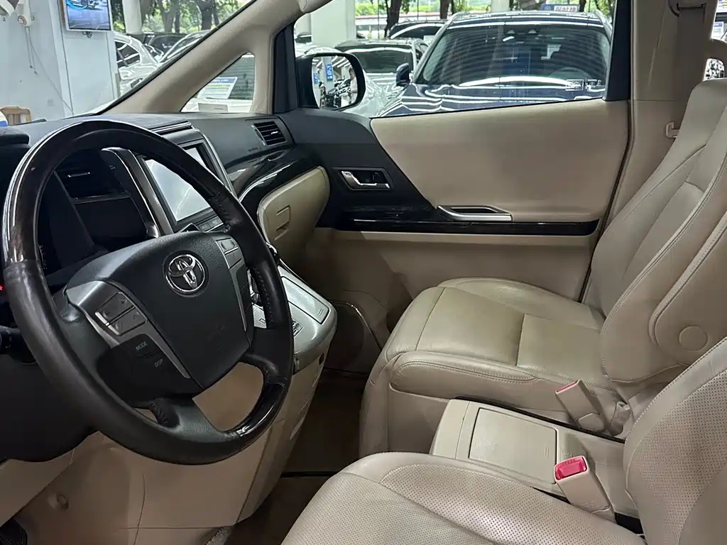 Toyota Alphard — миниатюра 4