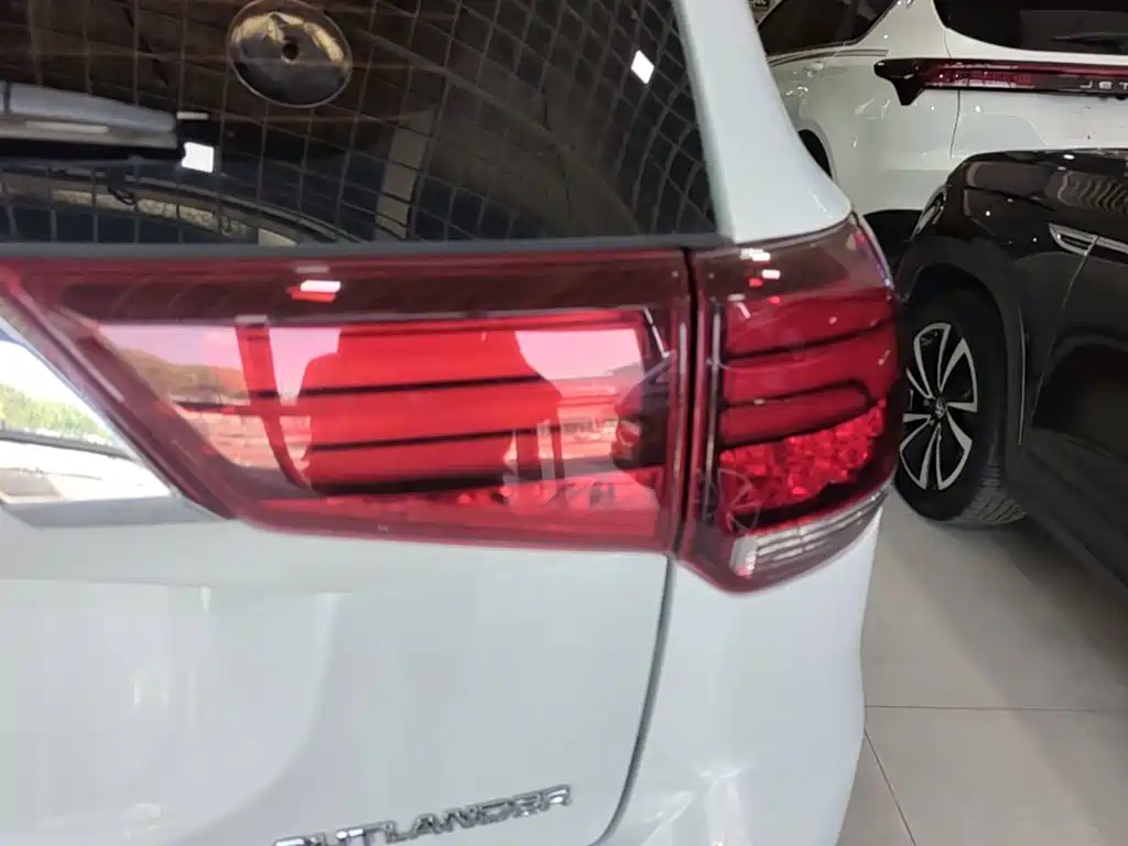 Mitsubishi Outlander — миниатюра 8