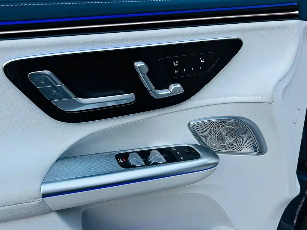 Mercedes-Benz EQE SUV — миниатюра 11