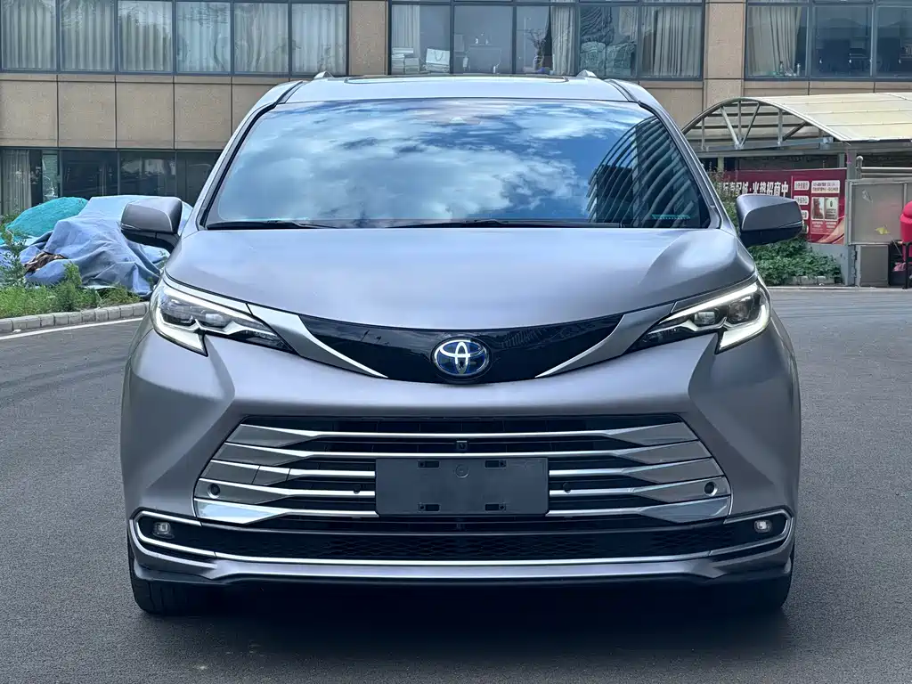 Toyota Sienna — миниатюра 2